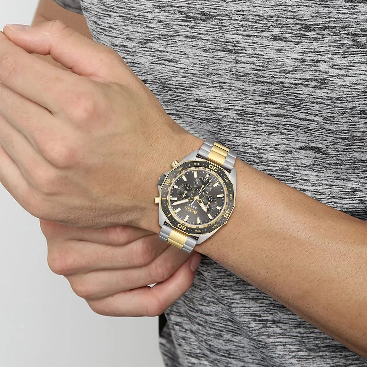 1513974-hugo-boss-watch-chronograph-5bar-165ft-men-gray-dial-metal-stainless-silver-gold-strap-quartz-battery-analog-energy_12 Montre Hugo Boss Homme 1513974 – Élégance Bicolore