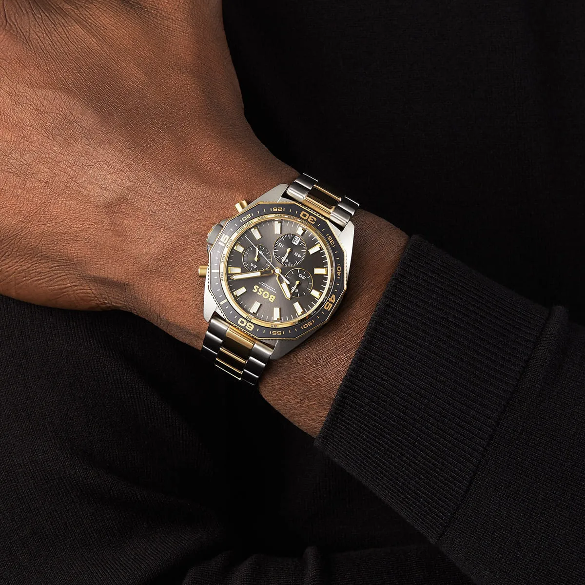 1513974-hugo-boss-watch-chronograph-5bar-165ft-men-gray-dial-metal-stainless-silver-gold-strap-quartz-battery-analog-energy_13 Montre Hugo Boss Homme 1513974 – Élégance Bicolore