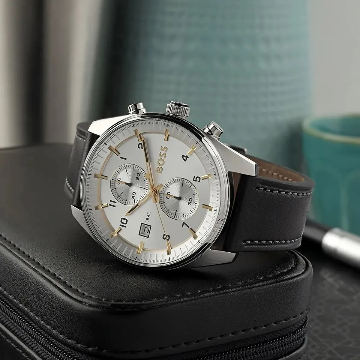 1514147-hugo-boss-watch-5bar-men-silver-dial-leather-black-strap-quartz-battery-analog-chronograph-skytraveller_4 Montre Homme Hugo Boss Skytraveller 1514147