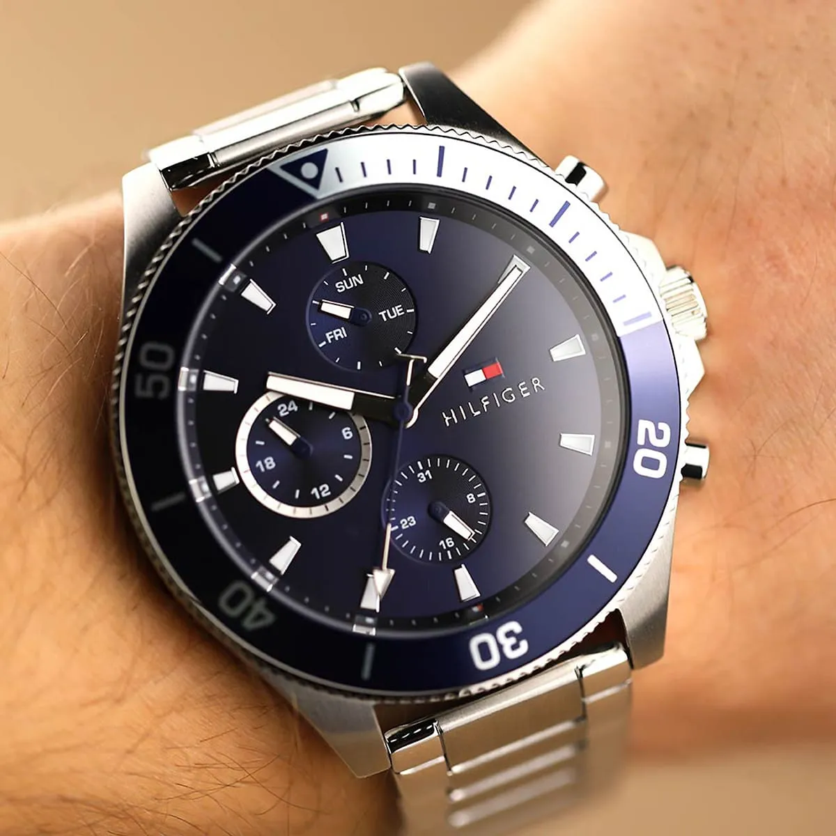 1791917-tommy-hilfiger-watch-men-blue-dial-metal-stainless-steel-silver-strap-quartz-battery-analog-larson_11 Montre Tommy Hilfiger Homme 1791917 – Style Bleu