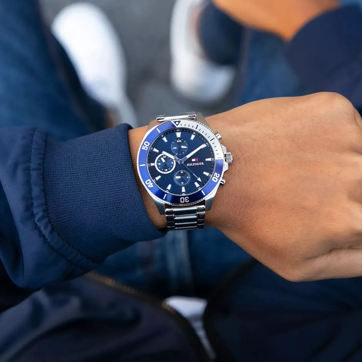 1791917-tommy-hilfiger-watch-men-blue-dial-metal-stainless-steel-silver-strap-quartz-battery-analog-larson_13 Montre Tommy Hilfiger Homme 1791917 – Style Bleu