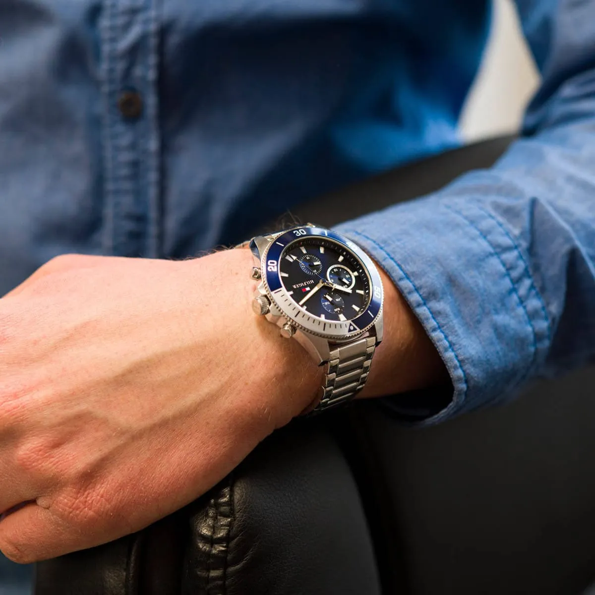 1791917-tommy-hilfiger-watch-men-blue-dial-metal-stainless-steel-silver-strap-quartz-battery-analog-larson_14 Montre Tommy Hilfiger Homme 1791917 – Style Bleu