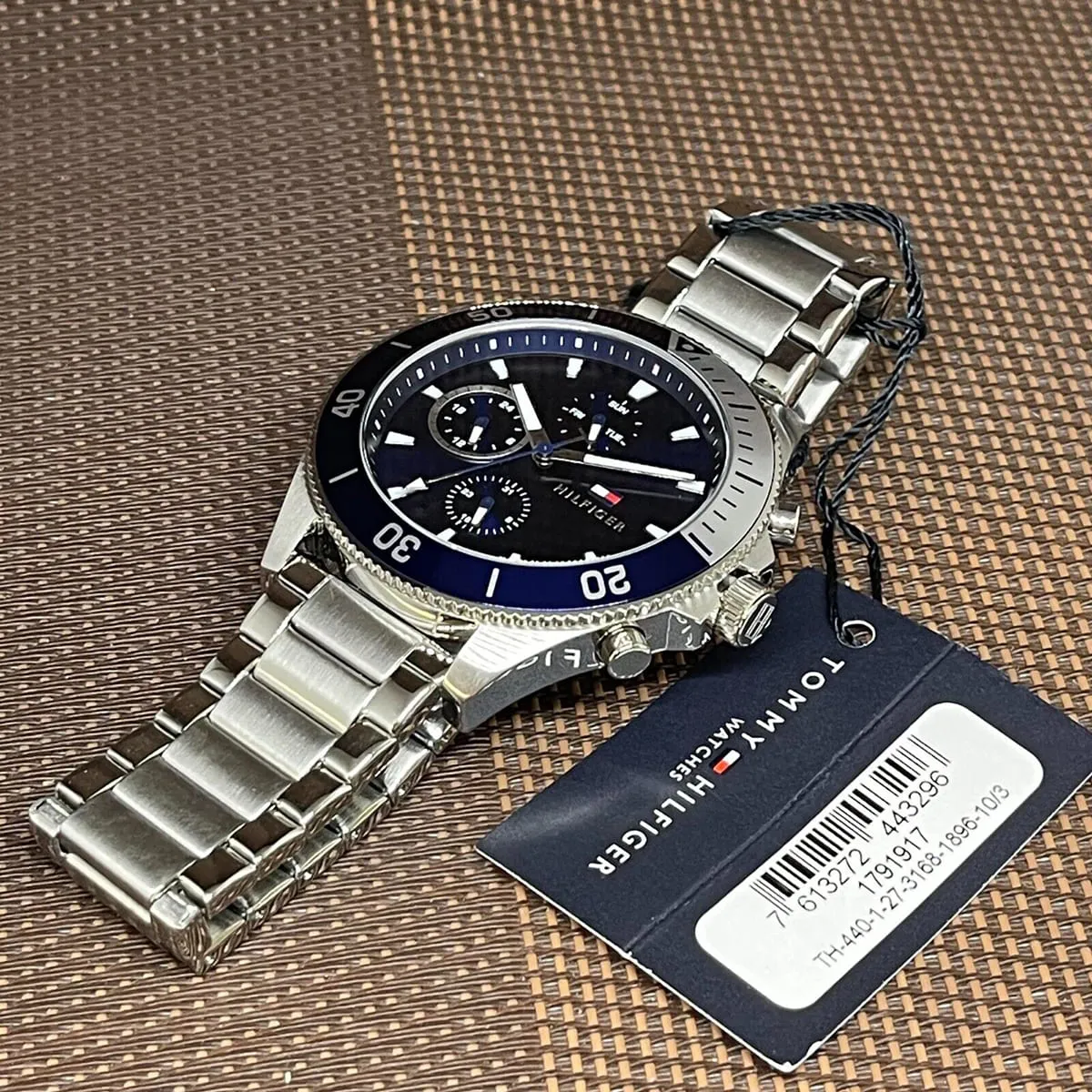 1791917-tommy-hilfiger-watch-men-blue-dial-metal-stainless-steel-silver-strap-quartz-battery-analog-larson_8 Montre Tommy Hilfiger Homme 1791917 – Style Bleu