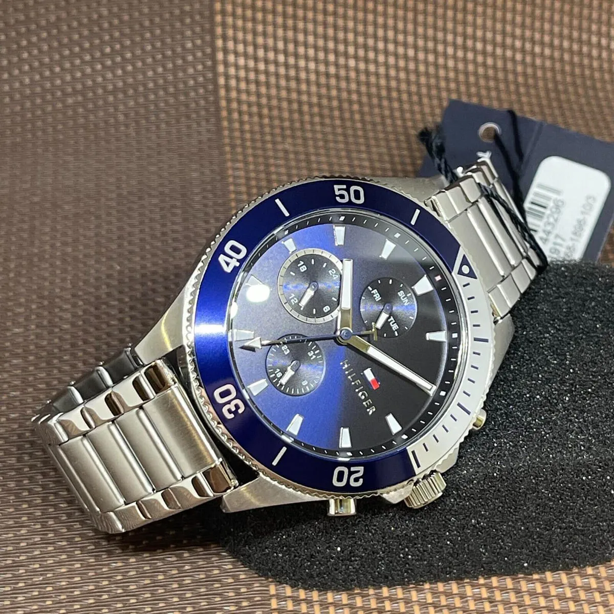 1791917-tommy-hilfiger-watch-men-blue-dial-metal-stainless-steel-silver-strap-quartz-battery-analog-larson_9 Montre Tommy Hilfiger Homme 1791917 – Style Bleu