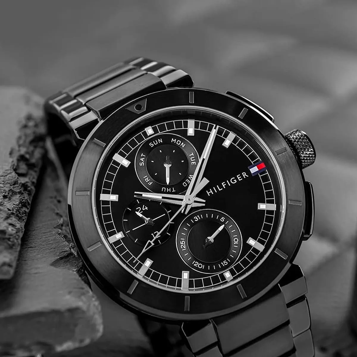 1792119-tommy-hilfiger-watch-men-black-dial-metal-stainless-steel-strap-quartz-analog-lorenzo_6 Montre Tommy Hilfiger Homme 1792119 – Élégance Noire