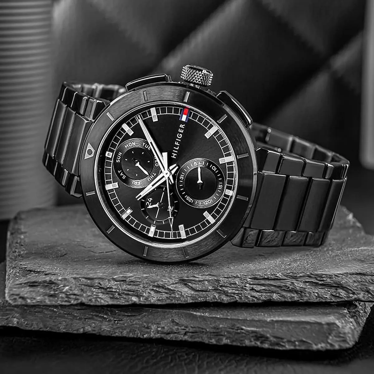 1792119-tommy-hilfiger-watch-men-black-dial-metal-stainless-steel-strap-quartz-analog-lorenzo_7 Montre Tommy Hilfiger Homme 1792119 – Élégance Noire