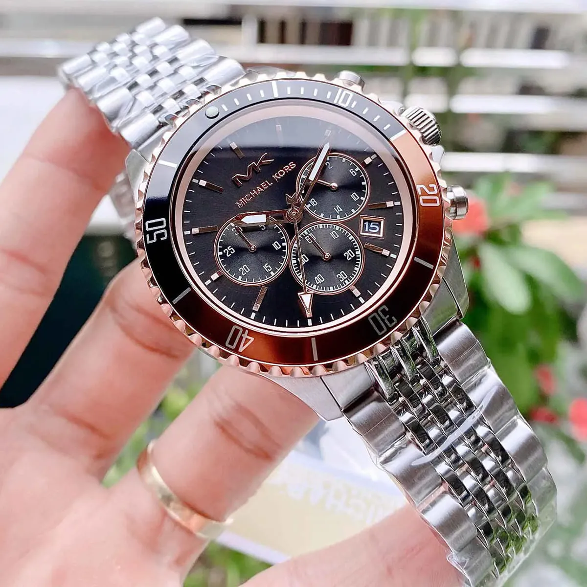 mk8725-michael-kors-watch-men-black-dial-metal-stainless-steel-silver-strap-quartz-battery-analog-chronograph-bayville_12 Montre Michael Kors Homme MK8725 – Élégance