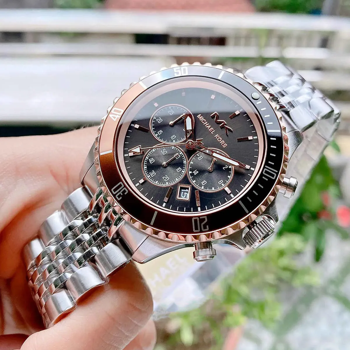 mk8725-michael-kors-watch-men-black-dial-metal-stainless-steel-silver-strap-quartz-battery-analog-chronograph-bayville_13 Montre Michael Kors Homme MK8725 – Élégance