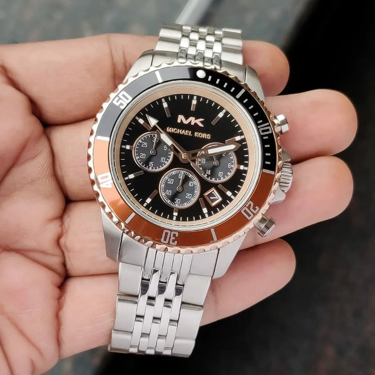 mk8725-michael-kors-watch-men-black-dial-metal-stainless-steel-silver-strap-quartz-battery-analog-chronograph-bayville_15 Montre Michael Kors Homme MK8725 – Élégance