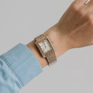 montre michael kors emery mk4743 portee poignet.png