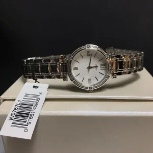 guess w0767l1 montre femme presentee dans son ecrin