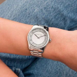 Montre femme Michael Kors MK7445 au poignet – cadran nacré, acier inoxydable argenté